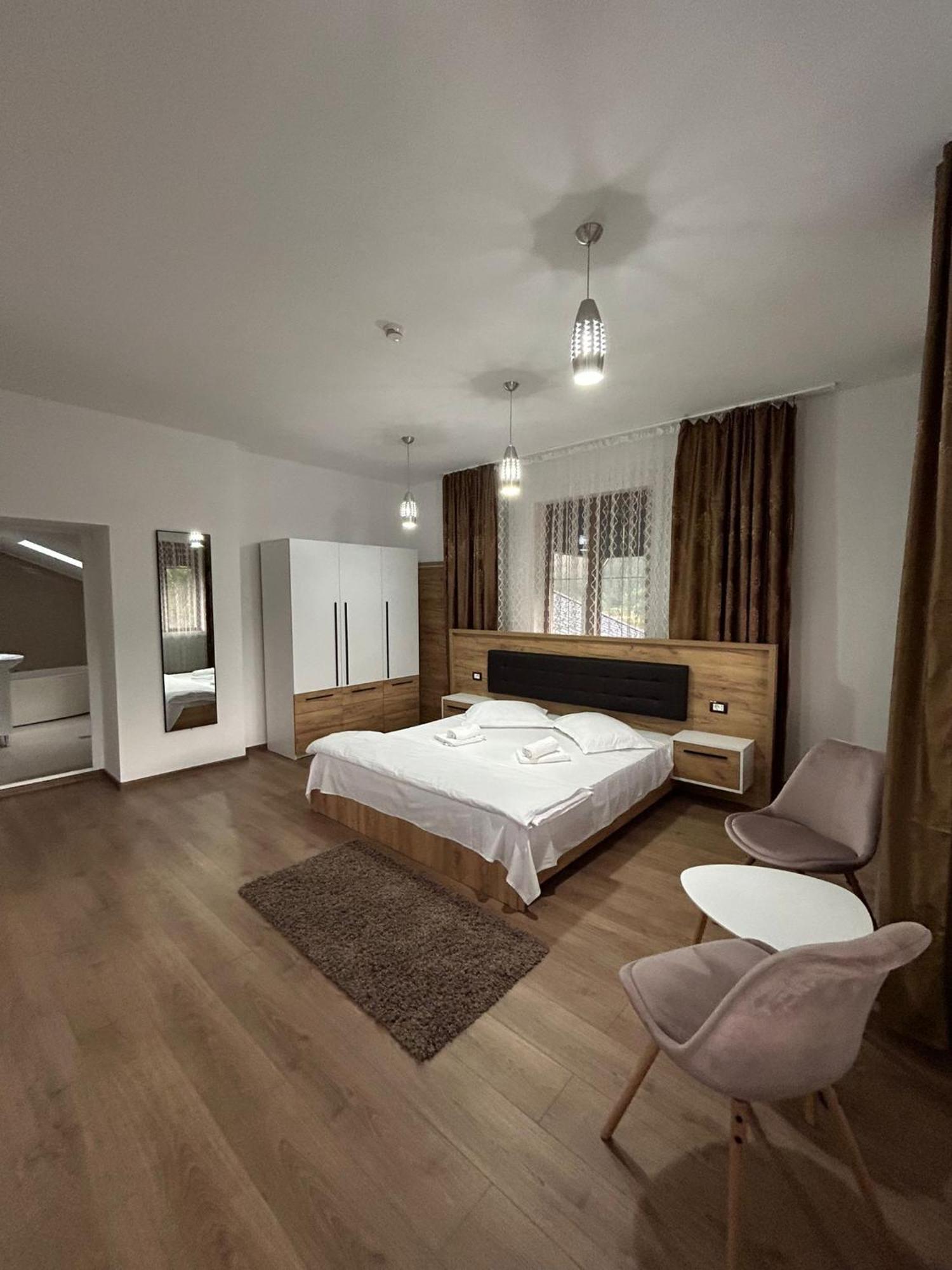 Complex Zeus Hotel Leresti Eksteriør billede