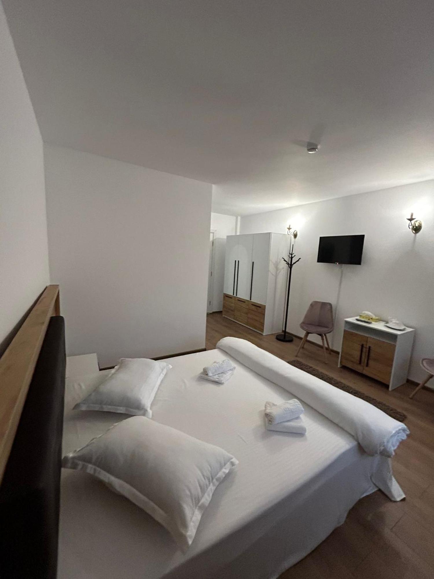Complex Zeus Hotel Leresti Eksteriør billede