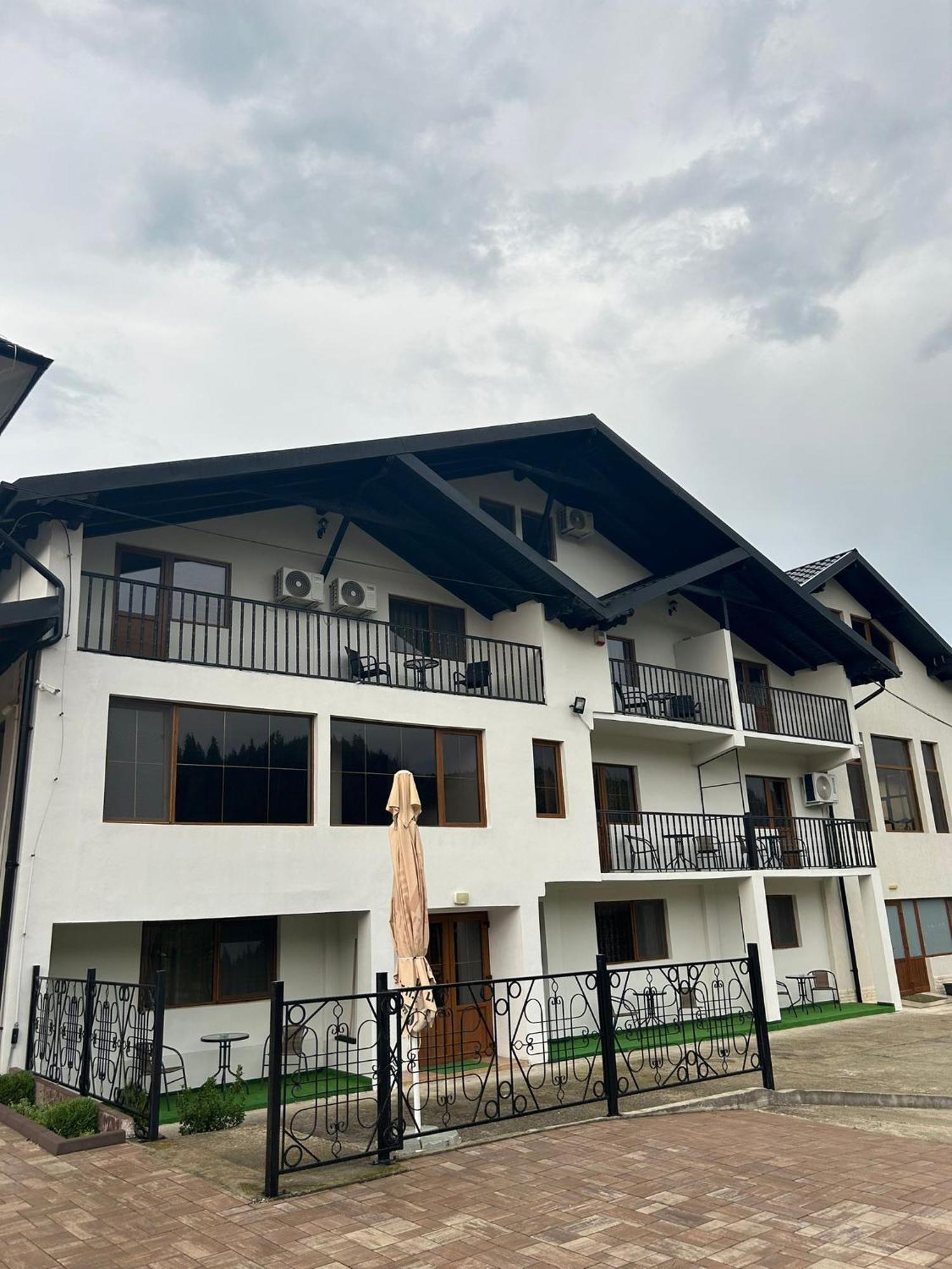 Complex Zeus Hotel Leresti Eksteriør billede